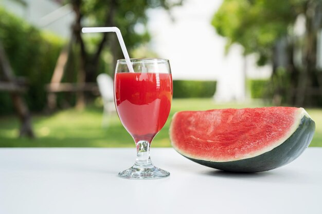 Jugo de sandía y rodajas de sandía en el fondo natural