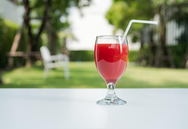 Jugo de sandía y rodajas de sandía en el fondo natural