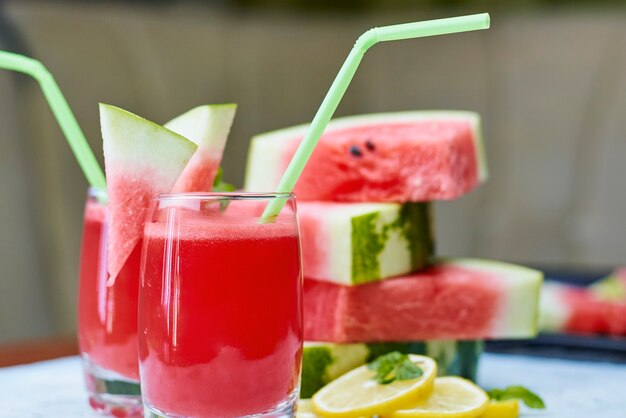 Jugo de sandía súper delicioso y dulce en el vaso. Fondo de frutas frescas de verano. Dulce