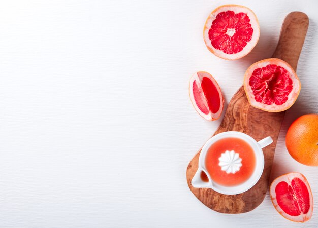 Jugo sobre un fondo blanco. Desayuno.