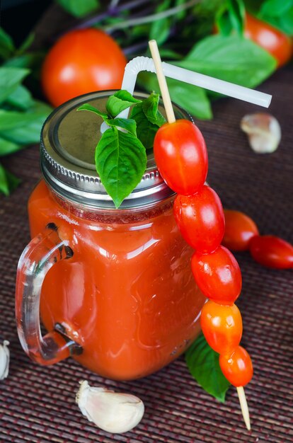 Jugo de tomate con ajo y albahaca