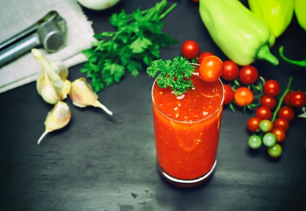 Jugo de tomate y especias en un vaso