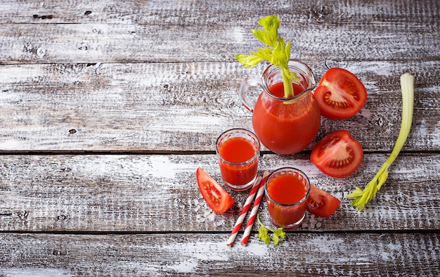 Jugo de tomate fresco. Enfoque selectivo