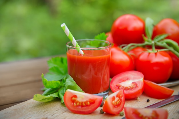 Jugo de tomate fresco sobre fondo de madera