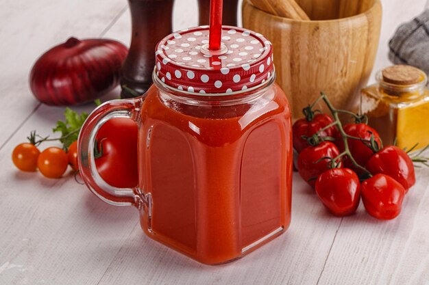 Jugo de tomate fresco en el vaso