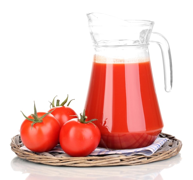 Jugo de tomate en jarra sobre estera de mimbre aislado en blanco