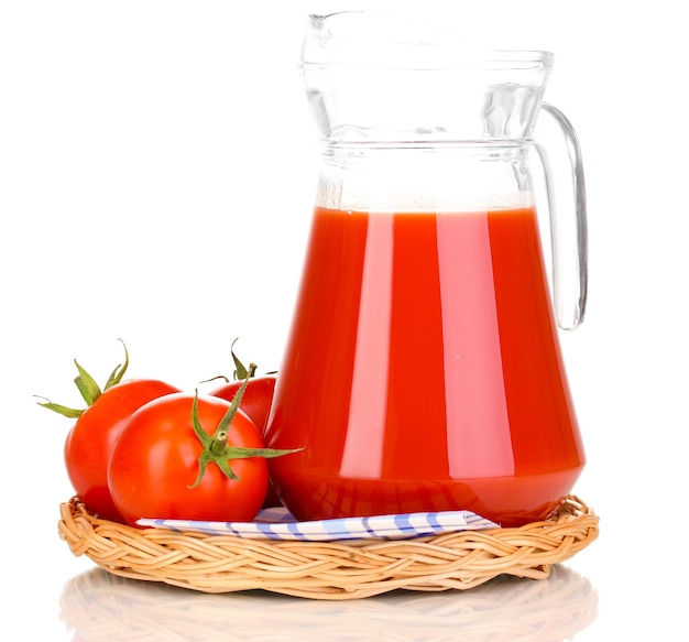 Jugo de tomate en jarra sobre estera de mimbre aislado en blanco