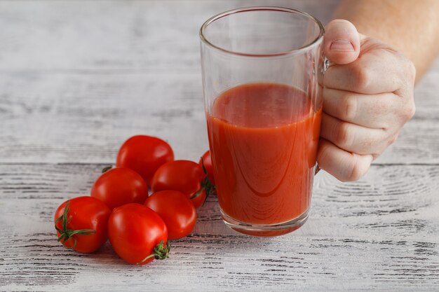 Jugo de tomate en la mesa