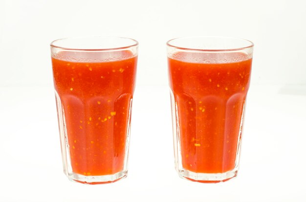 Jugo de tomate natural en vasos