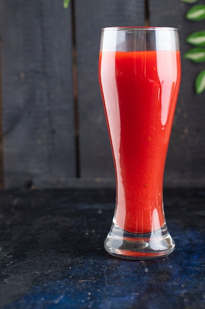 Foto jugo de tomate o cóctel bebida alcohólica de tomate bebida comida sana orgánica