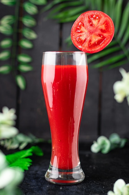 Jugo de tomate o cóctel bebida alcohólica de tomate bebida comida sana orgánica