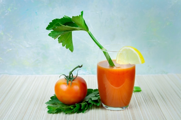 Jugo de tomate con primer plano de apio