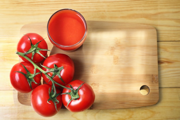 Jugo de tomate rojo en mesa de madera