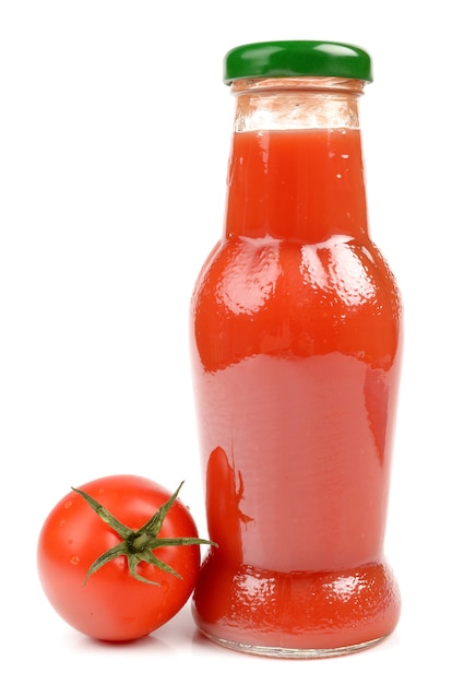 Jugo de tomate sobre un blanco