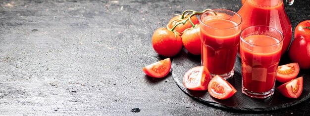 Jugo de tomate en una tabla de piedra