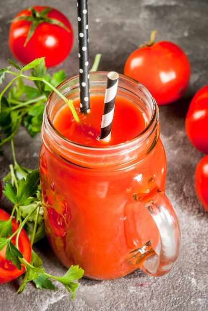 Jugo de tomate en tarro de masón