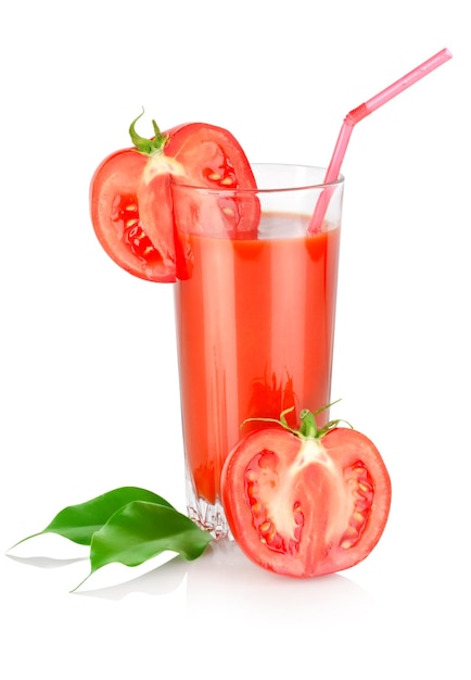 Jugo de tomate y tomate aislado sobre fondo blanco.