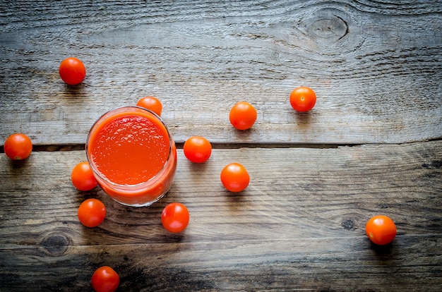 Jugo de tomate con tomates cherry