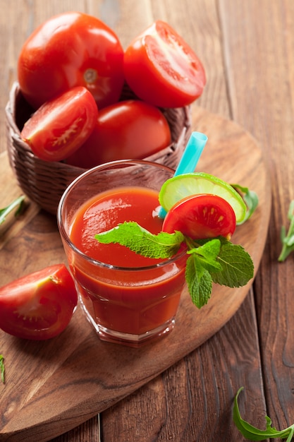 Jugo de tomate y tomates frescos.