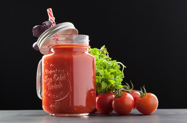 Jugo de tomate y tomates frescos