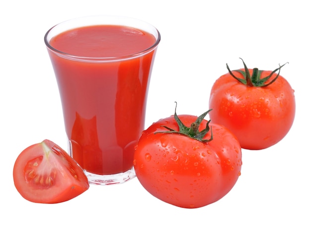 Jugo de tomate y tomates sobre un fondo blanco.