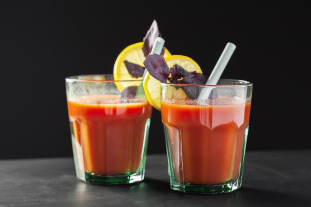 Jugo de tomate con tomates