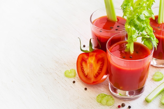 Jugo de tomate en vaso con apio.