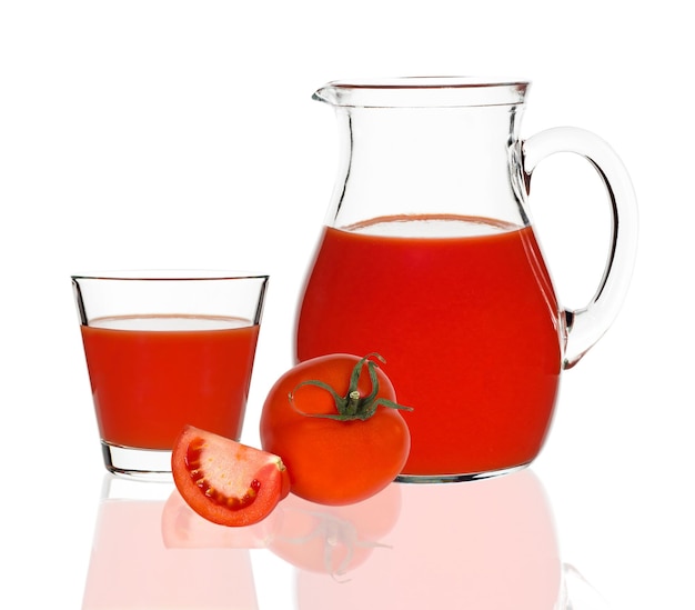 Jugo de tomate en vaso y jarra