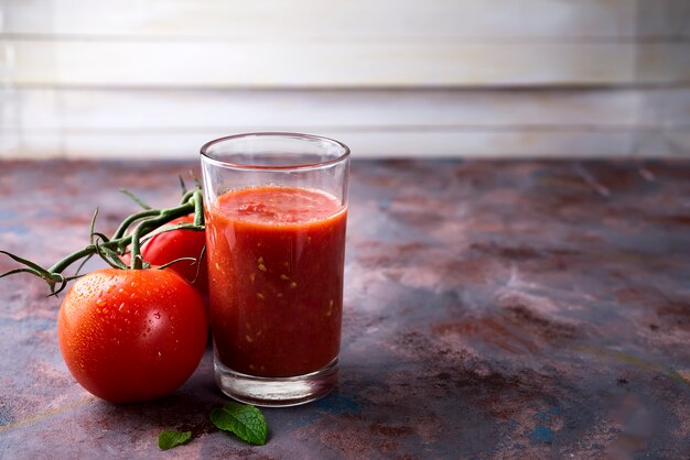 Jugo de tomate en vaso