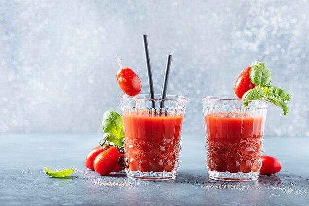 Jugo de tomate vegano con albahaca y peppe