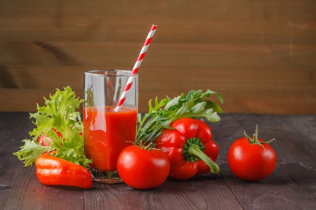 Jugo de tomate con verduras