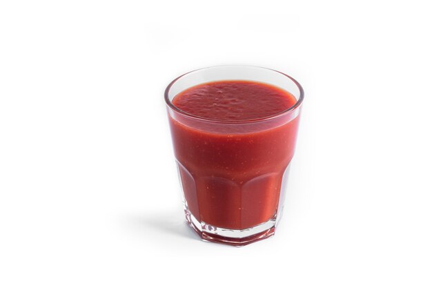 Jugo de tomate en vidrio aislado en blanco.