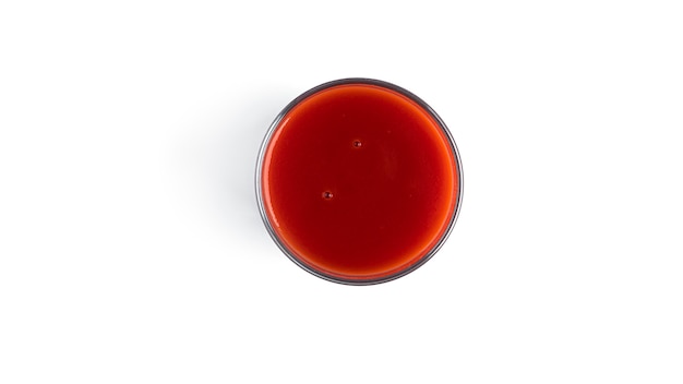 Jugo de tomate en vidrio en blanco