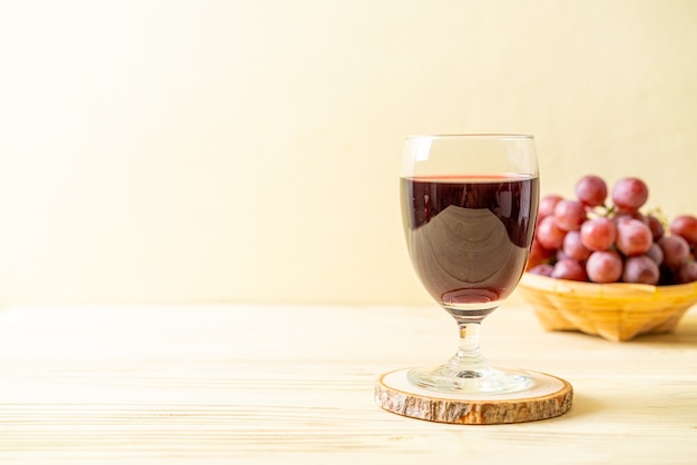 jugo de uva fresco en madera