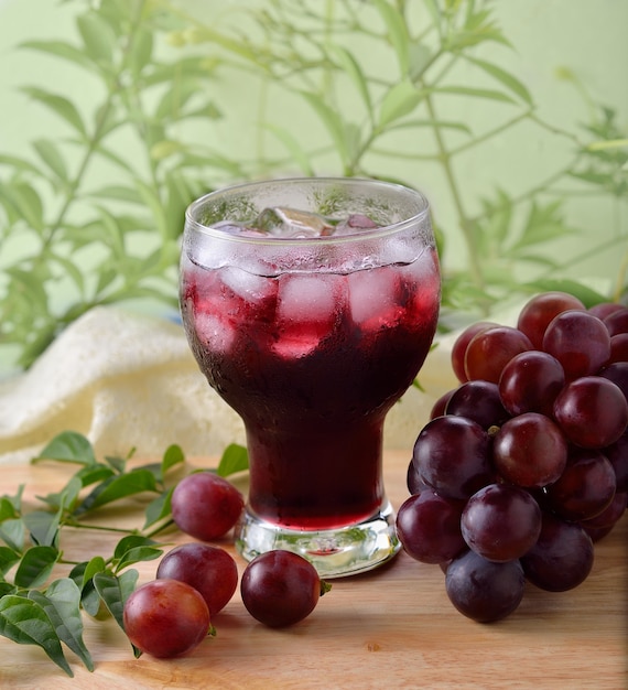 Jugo de uvas en la mesa