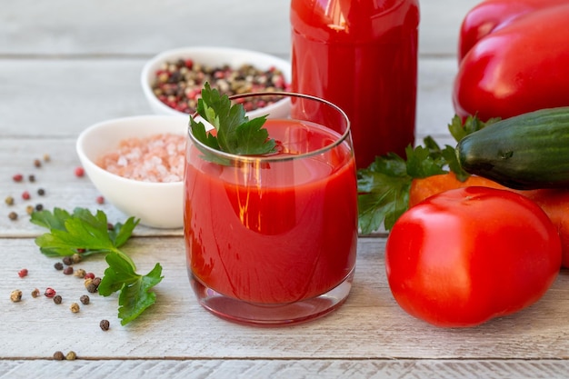 Jugo de varias verduras y hierbas en una mesa de madera Alimentos saludables ricos en vitaminas microelementos antioxidantes