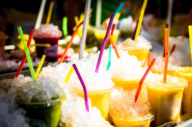 Jugo en vasos desechables para la venta