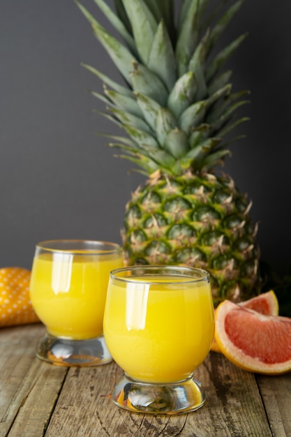 Jugo de vasos y frutas - piña, naranjas. Bebida fría de verano.