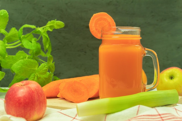 Jugo de vegetales frescos y saludables en un vaso