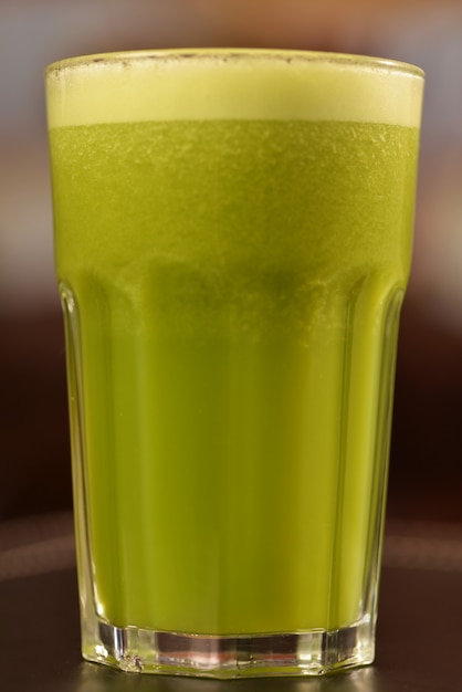 Jugo verde aislado.