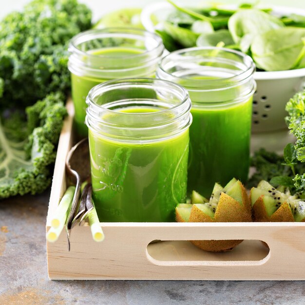 Foto jugo verde en frascos de piedra