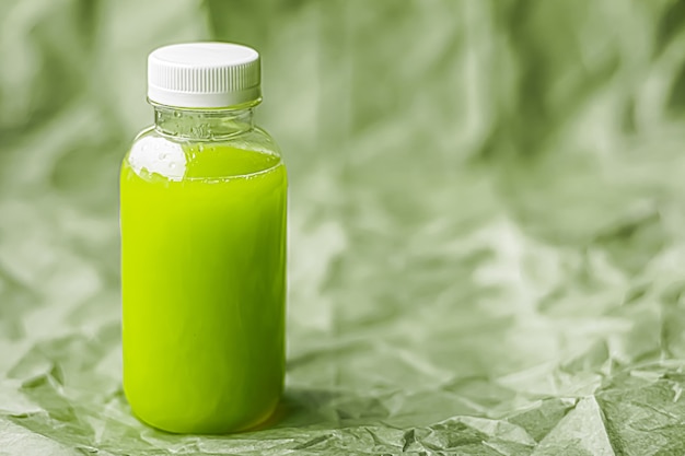 Jugo verde fresco en botella plástica ecológica reciclable y empaquetado bebida saludable y prod ...