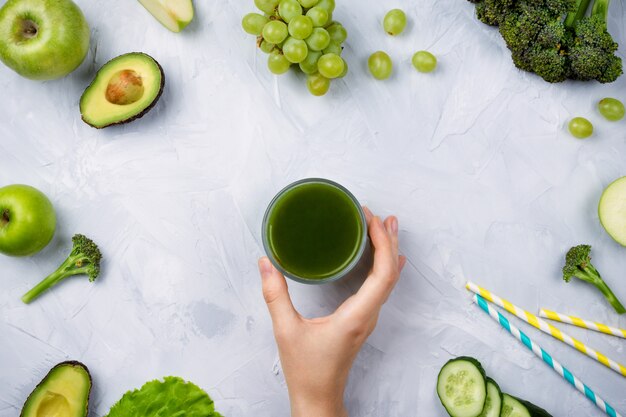 Foto jugo verde, frutas y verduras