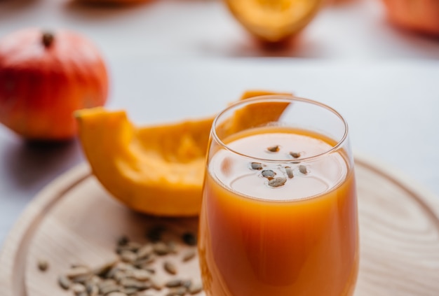 Jugo de verduras de otoño hecho de calabaza cruda