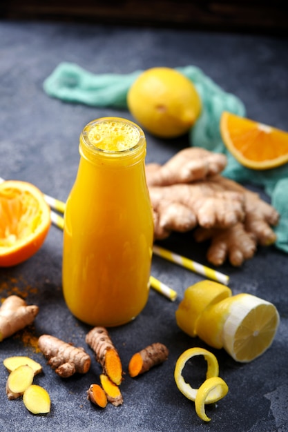 Jugo de vitamina desintoxicante saludable, bebida de cúrcuma o cúrcuma cítrica con jengibre