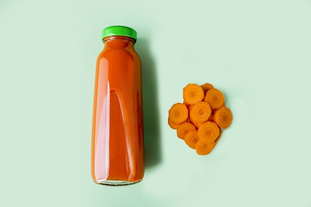 Foto jugo de zanahoria fresco en botella de vidrio