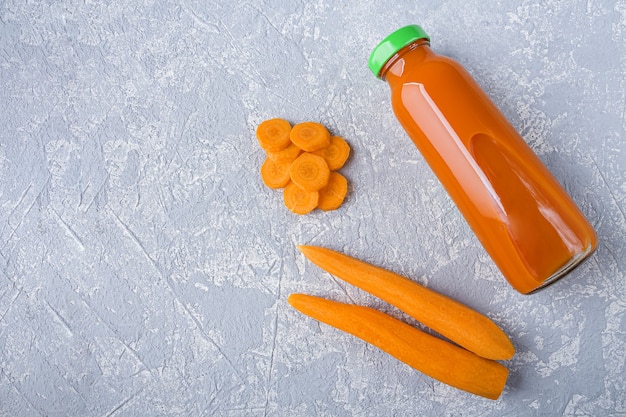 Jugo de zanahoria fresco en botella de vidrio