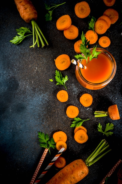 Jugo de zanahoria fresco o licuado con zanahorias