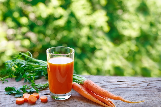 Jugo de zanahoria fresco en un vaso sobre la mesa