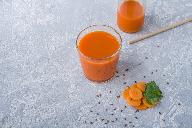 Jugo de zanahoria fresco en un vaso